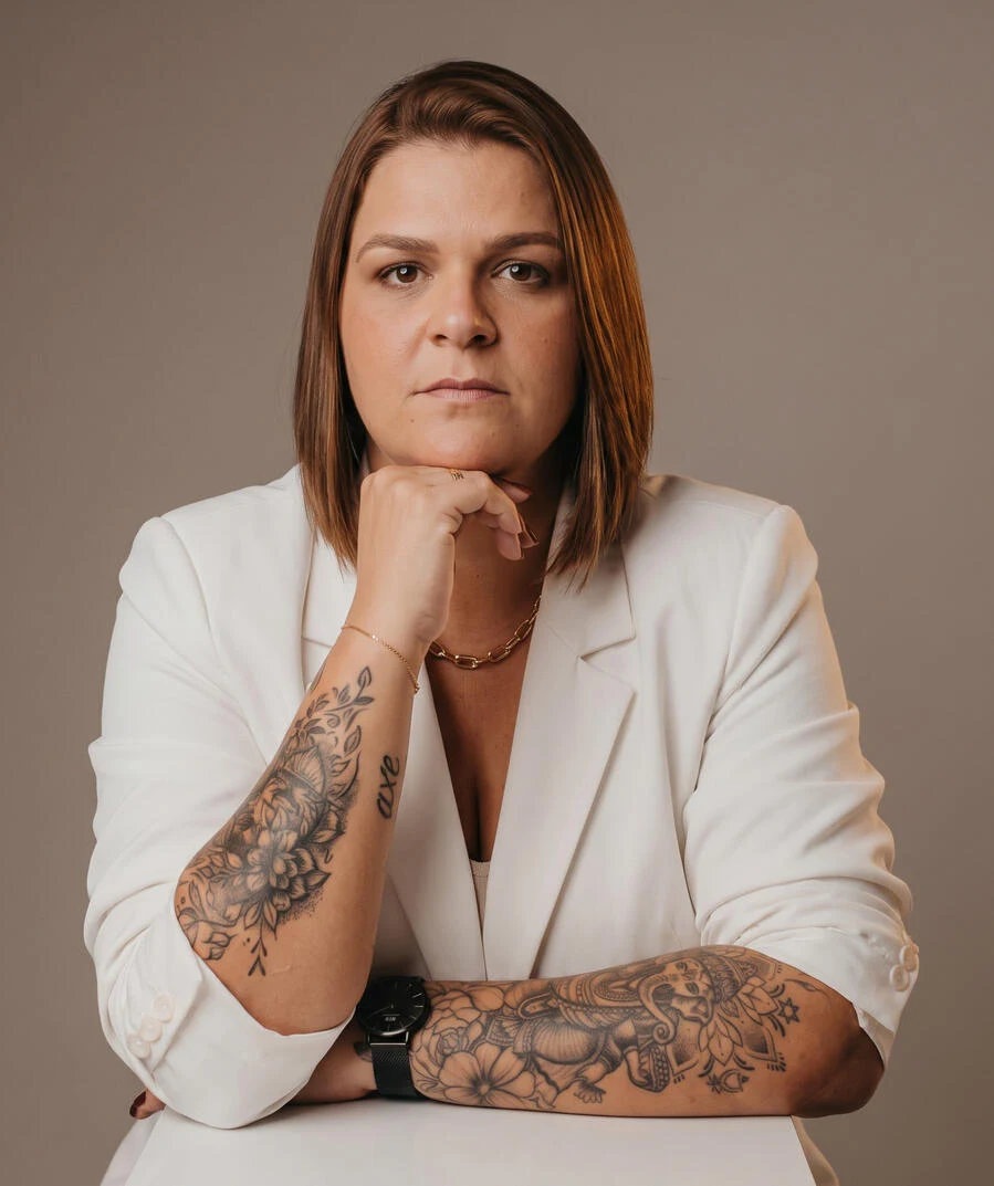 Deise Monique, estrategista de vida e negócios, de blazer branco
